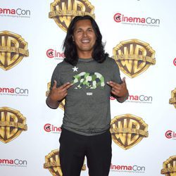 Adam Beach en la fiesta Warner en la CinemaCon 2016 en Las Vegas