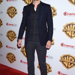 Alexander Skarsgard en la fiesta Warner en la CinemaCon 2016 en Las Vegas
