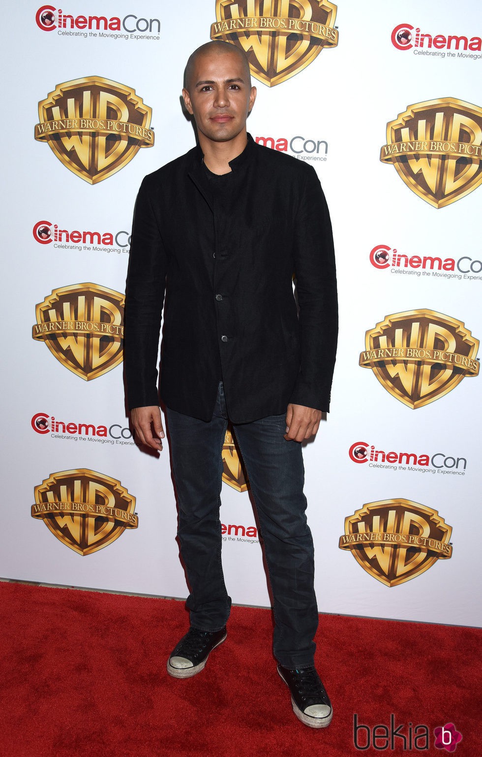 Jay Hernandez en la fiesta Warner en la CinemaCon 2016 en Las Vegas