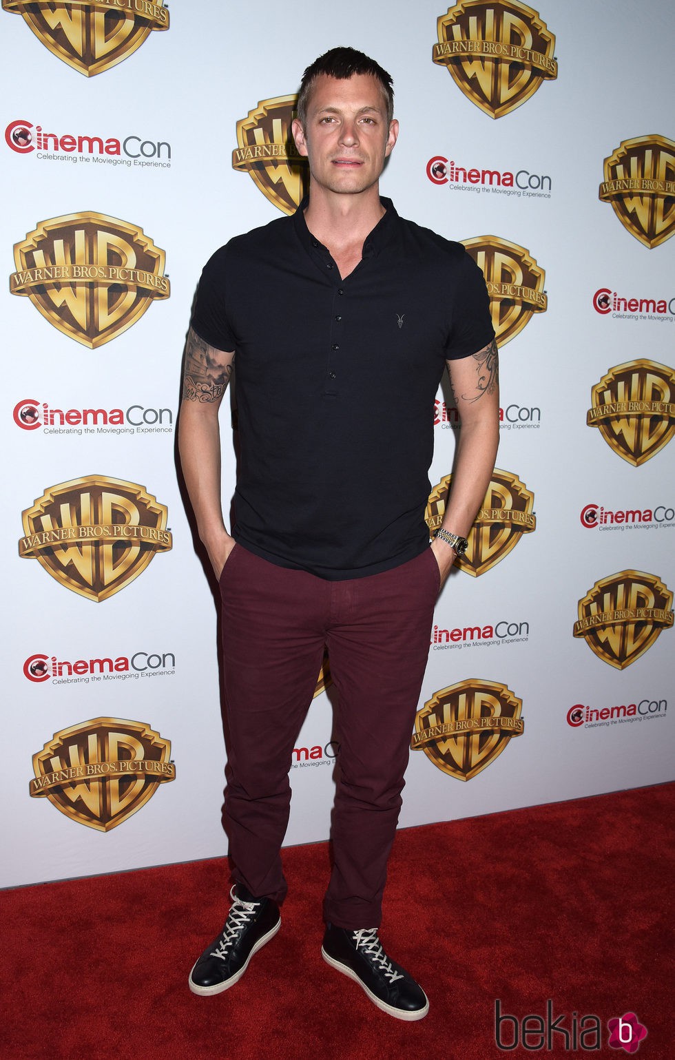 Joel Kinnaman en la fiesta Warner en la CinemaCon 2016 en Las Vegas