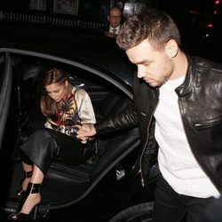 Liam Payne ayuda a Cheryl Cole a bajar del coche