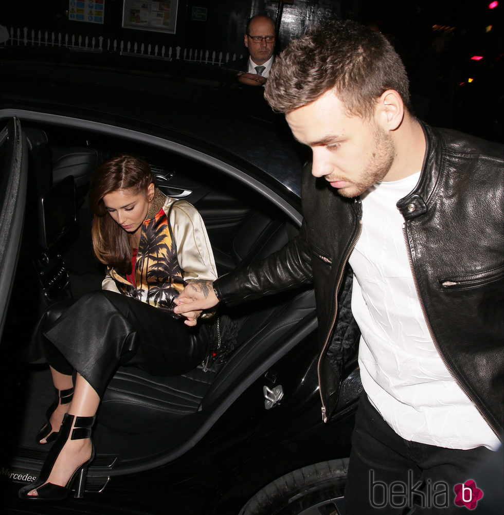 Liam Payne ayuda a Cheryl Cole a bajar del coche