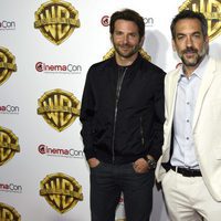 Bradley Cooper y Todd Phillips en la fiesta Warner en la CinemaCon 2016 en Las Vegas
