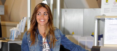 Lara Álvarez en el aeropuerto de Madrid para poner rumbo a 'Supervivientes 2016'