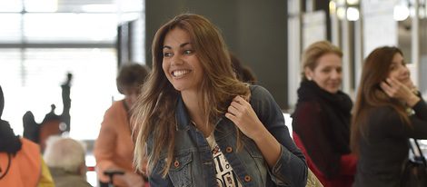 Lara Álvarez en el aeropuerto de Barajas para poner rumbo a 'Supervivientes 2016'