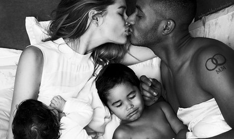 Doutzen Kroes dando el pecho a su hijo en la portada de Vogue Holanda