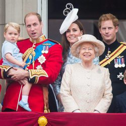 El Príncipe Jorge, los Duques de Cambridge, el  Principe Guillermo y Kate Middleton, la Reina Isabel II y el Principe Harry en el  Trooping the Colour 2015