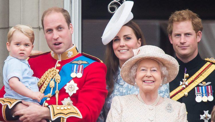 El Príncipe Jorge, los Duques de Cambridge, el  Principe Guillermo y Kate Middleton, la Reina Isabel II y el Principe Harry en el  Trooping the Colour 2015