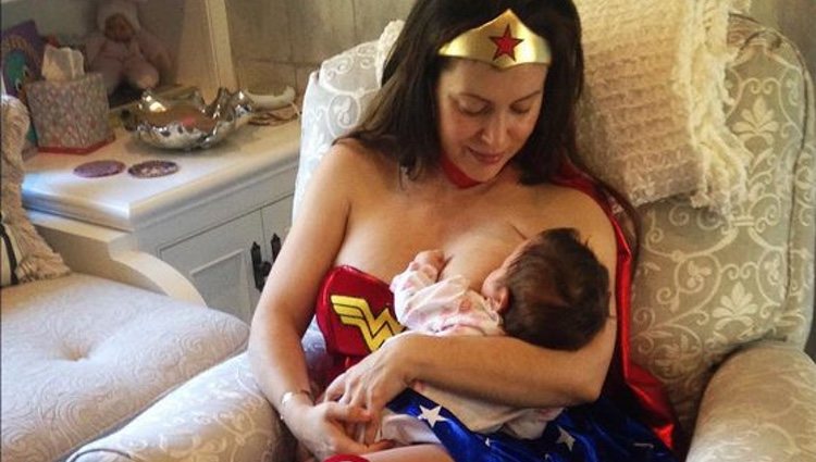 Alyssa Milano disfrazada de Wonder Woman dando el pecho a su bebé