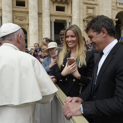 El Papa Francisco recibe a Antonio Banderas y su novia Nicole Kimpel en El Vaticano