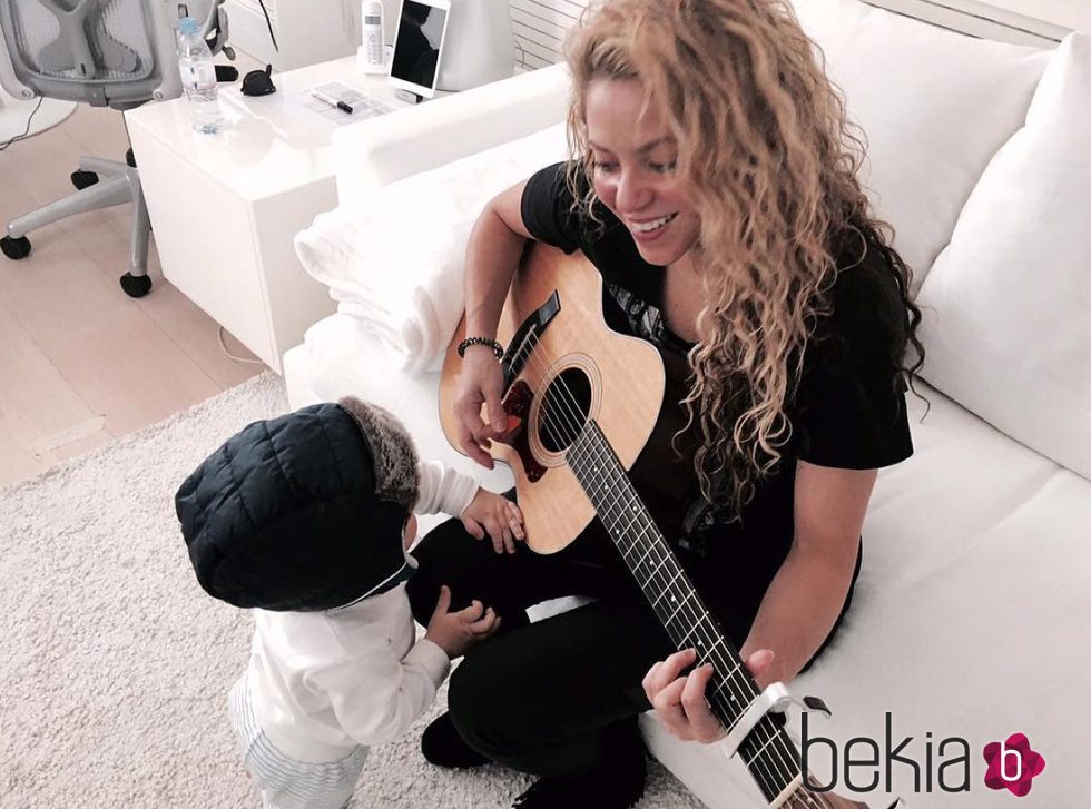 Shakira toca la guitarra ayudada por su hijo Sasha