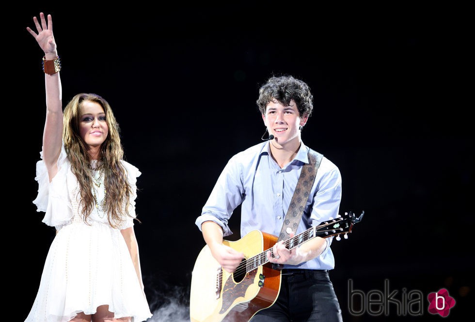 Miley Cyrus y Nick Jonas durante un concierto