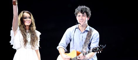 Miley Cyrus y Nick Jonas durante un concierto