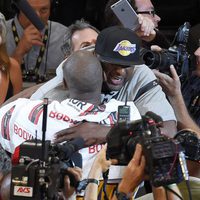Lamar Odom abraza a Kobe Bryant en su  último partido en los Lakers