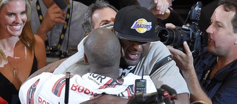 Lamar Odom abraza a Kobe Bryant en su  último partido en los Lakers