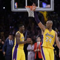 Kobe Bryant juega su último partido en los Lakers