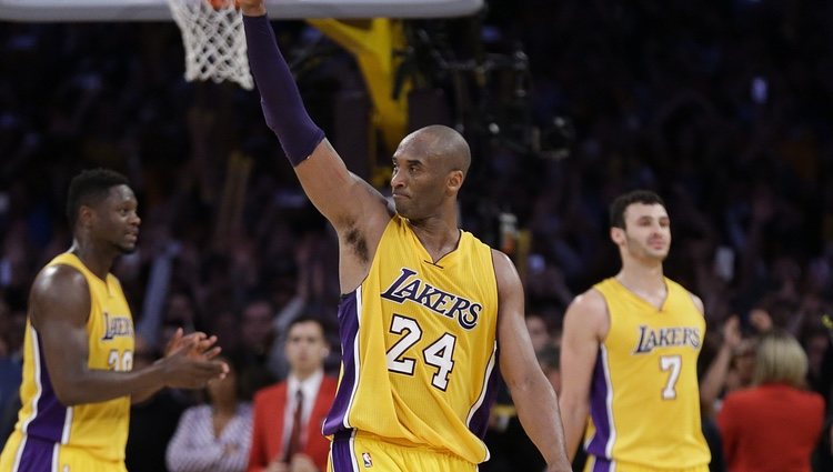 Kobe Bryant juega su último partido en los Lakers