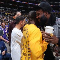 Kanye West abraza a Baron Davis en el último partido de Kobe Bryant en los Lakers