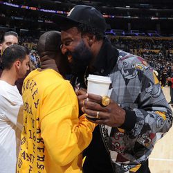 Kanye West abraza a Baron Davis en el último partido de Kobe Bryant en los Lakers
