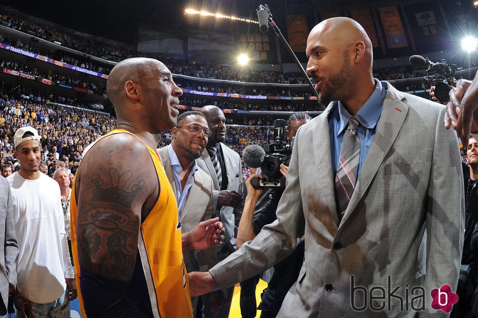 Bryan Cook abraza a Kobe Bryant en su último partido en los Lakers