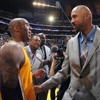 Bryan Cook abraza a Kobe Bryant en su último partido en los Lakers