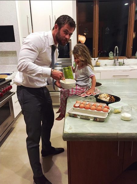 Chris Hemsworth haciéndole la cena a su hija India Rose