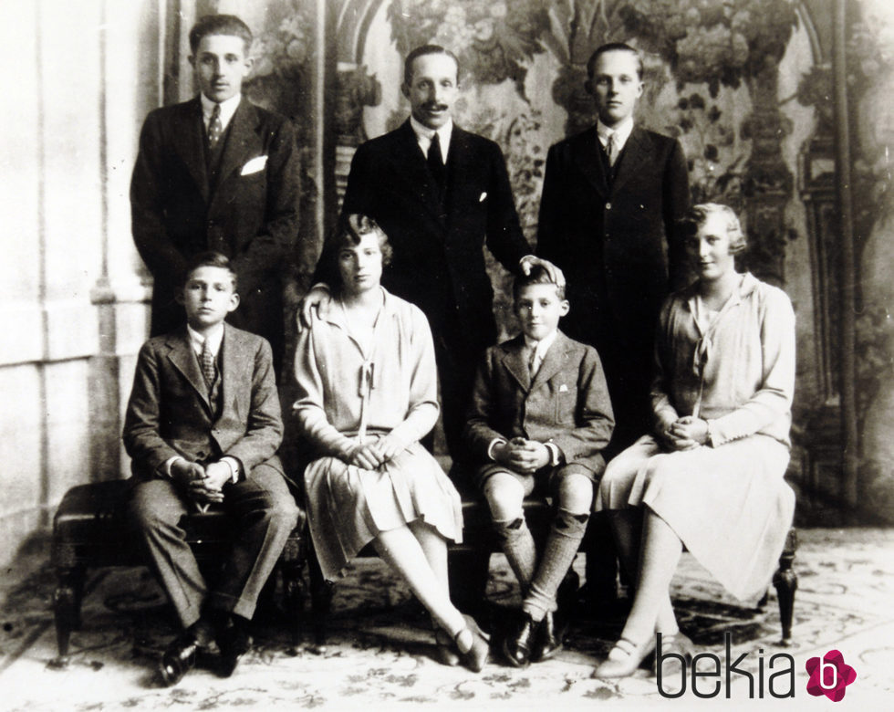 El Rey Alfonso XIII  con sus 6 hijos
