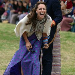 Kate Middleton ríe divertida tras practicar tiro con arco en Bhutan