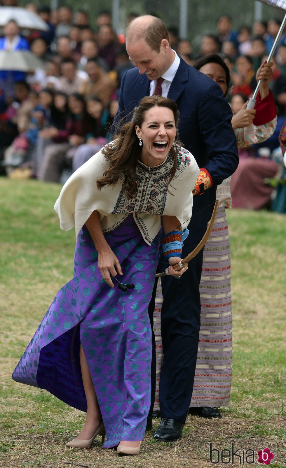 Kate Middleton ríe divertida tras practicar tiro con arco en Bhutan