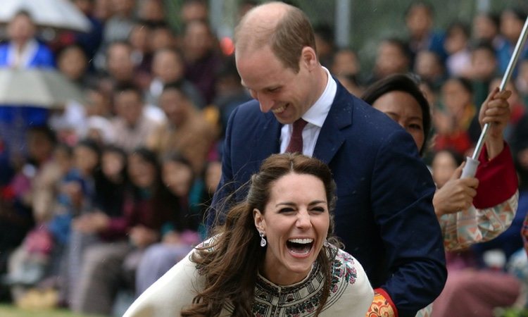 Kate Middleton ríe divertida tras practicar tiro con arco en Bhutan
