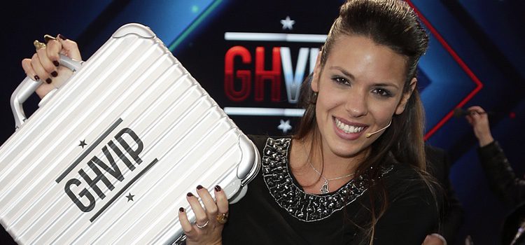 Laura Matamoros con el maletín en la final de 'GH VIP 4'