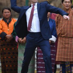 El Príncipe Guillermo tirando un dardo durante su visita oficial a Bhutan