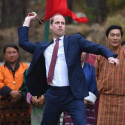 El Príncipe Guillermo tirando un dardo durante su visita oficial a Bhutan