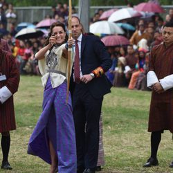 Kate Middleton practicando tiro con arco en Bhutan