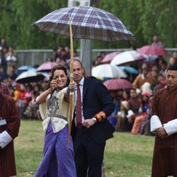 Kate Middleton practicando tiro con arco en Bhutan