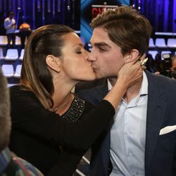 Laura Matamoros se besa con su novio Miguel Maristany
