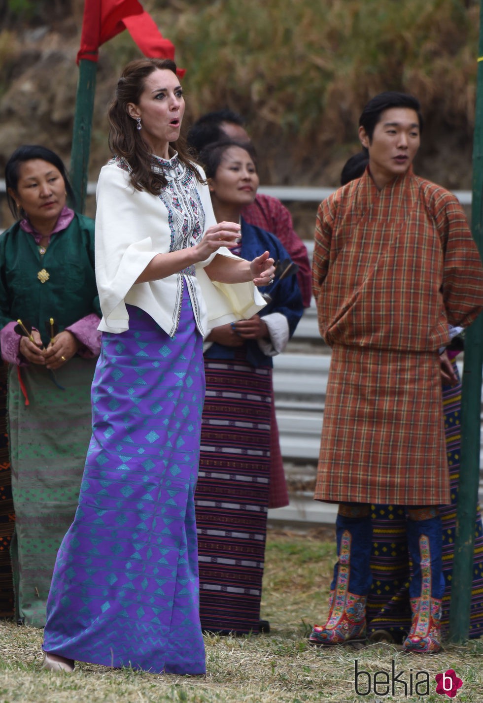 Kate Middleton con cara de sorpresa durante su visita a Bhutan