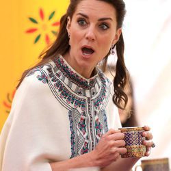 Kate Middleton pone una mueca tomando el té en Bhutan