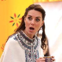 Kate Middleton pone una mueca tomando el té en Bhutan