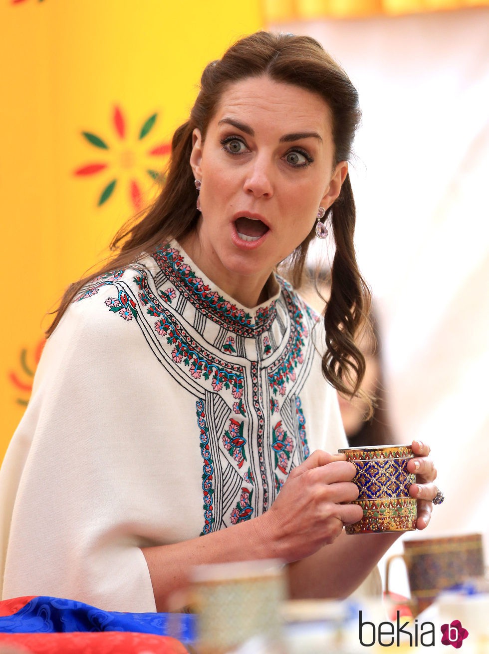 Kate Middleton pone una mueca tomando el té en Bhutan
