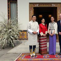 Los Duques de Cambridge con los Reyes de Bhutan
