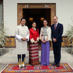 Los Duques de Cambridge con los Reyes de Bhutan