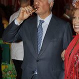 El Duque de Alba bebiendo manzanilla en la Feria de Abril 2016