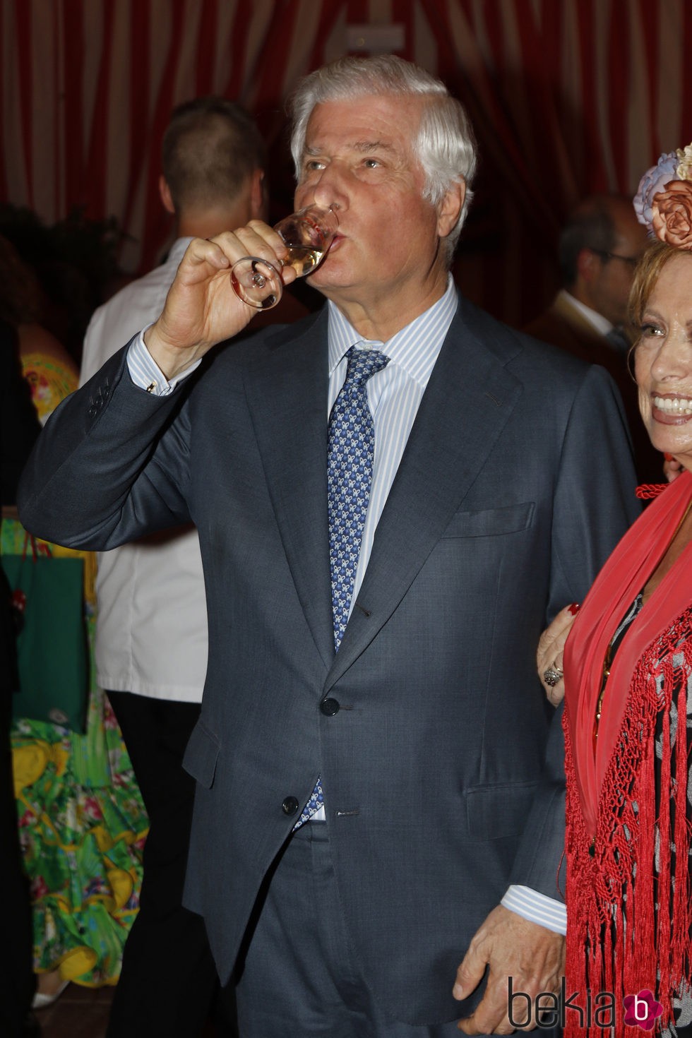 El Duque de Alba bebiendo manzanilla en la Feria de Abril 2016