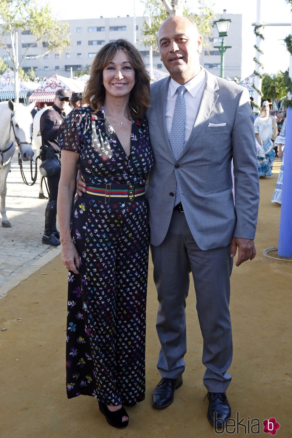 Ana Rosa Quintana con su marido Juan Muñoz en la Feria de Abril 2016