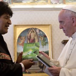 Evo Morales regala tres libros sobre coca al Papa Francisco