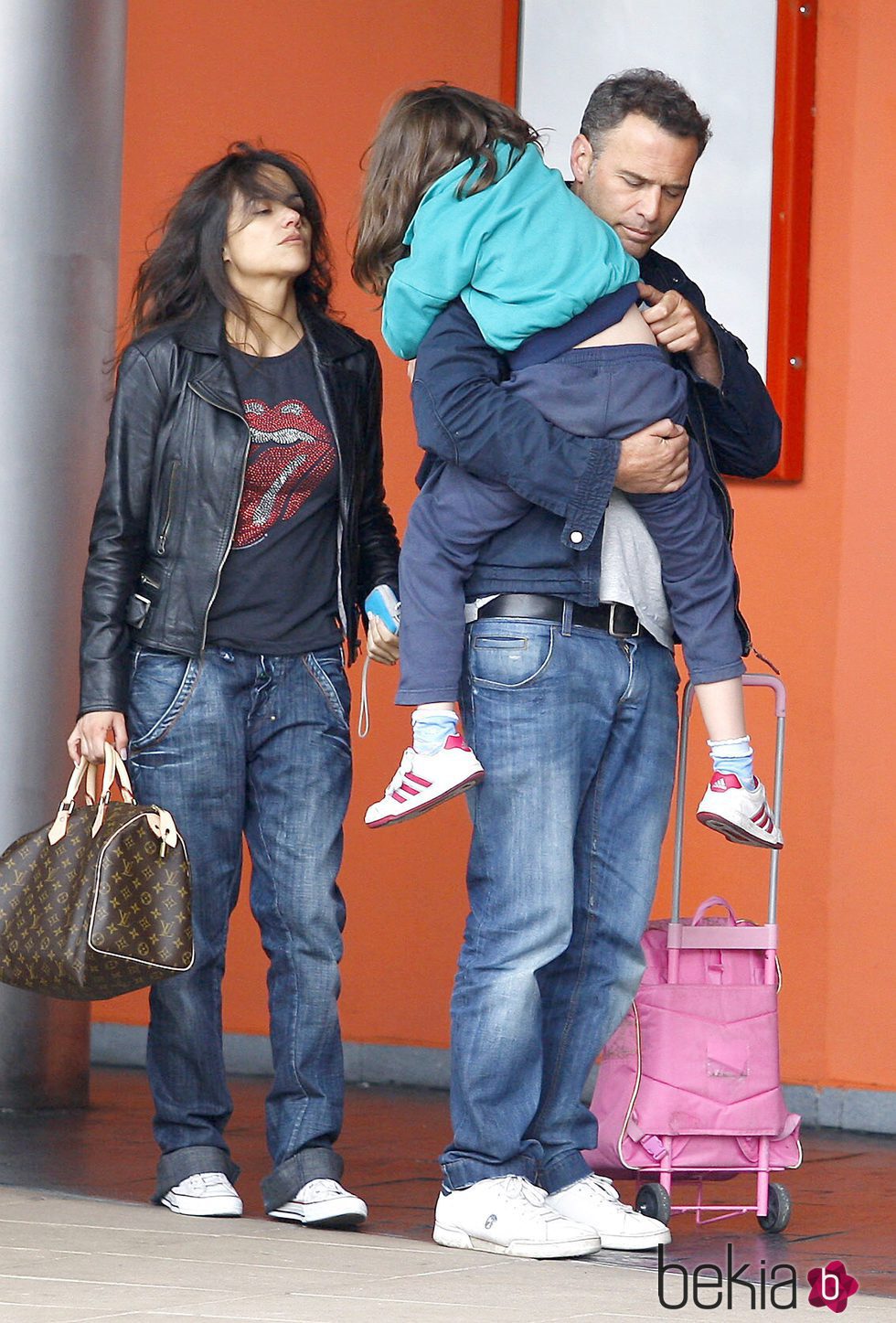 Mónica Hoyos y Carlos Lozano con su hija Luna en brazos en Madrid