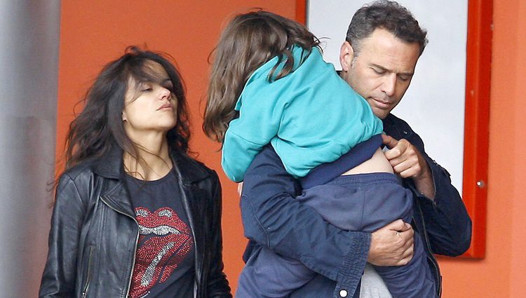 Mónica Hoyos y Carlos Lozano con su hija Luna en brazos en Madrid