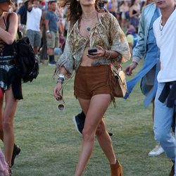 Alessandra Ambrosio paseando por el recinto del festival de Coachella 2016