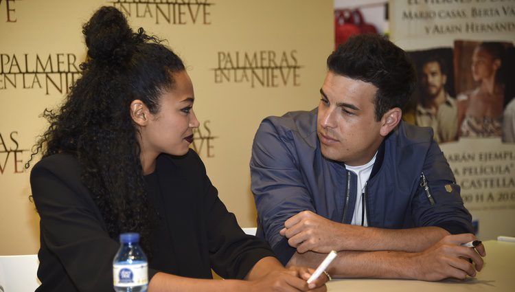 Berta Vázquez y Mario Casas mirándose enamorados durante la firma del DVD 'Palmeras en la Nieve'